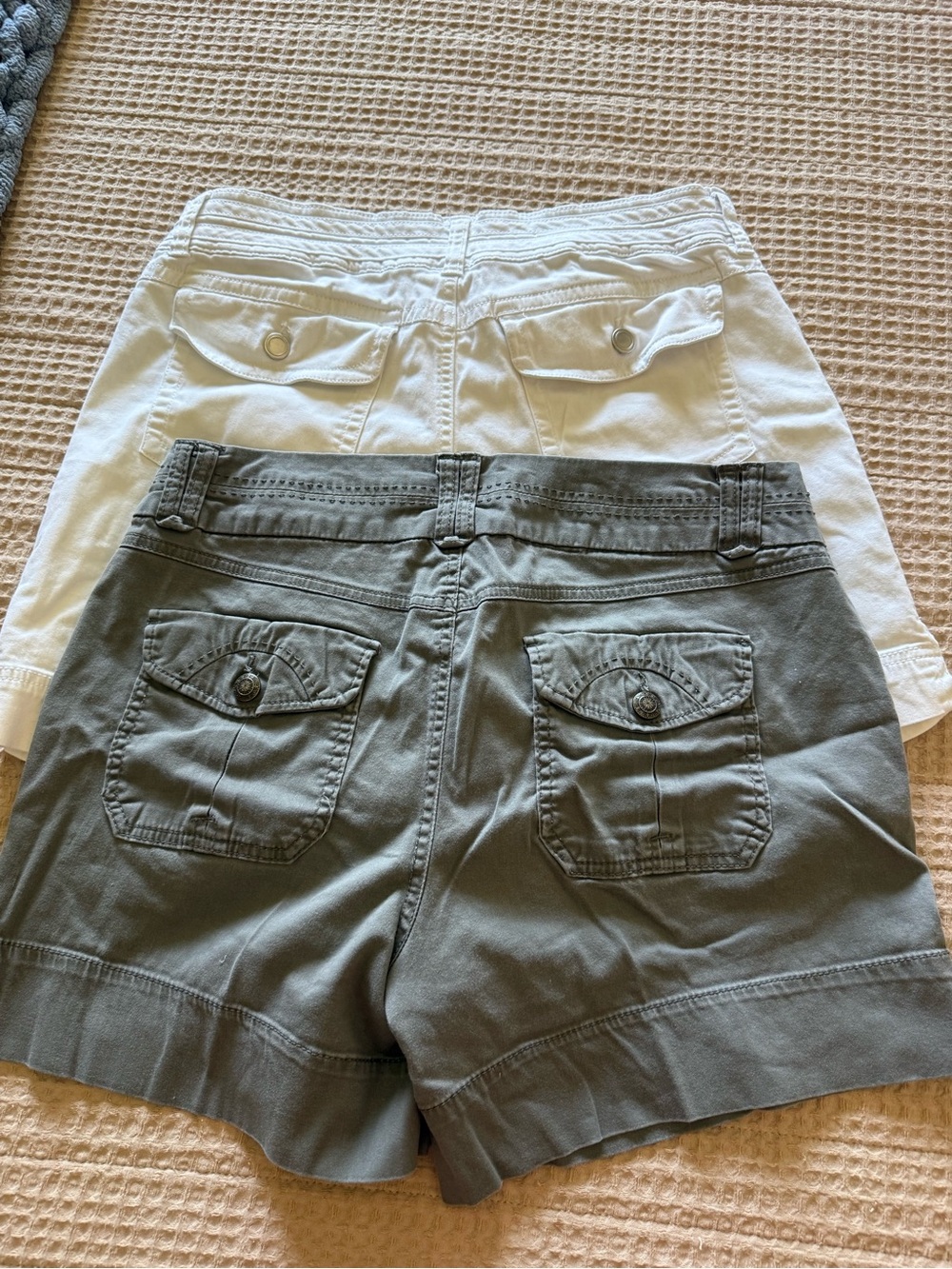 Dakota Blue Two-Pack Women’s Cotton Cargo Shorts in White and Olive - Picture 2 of 4